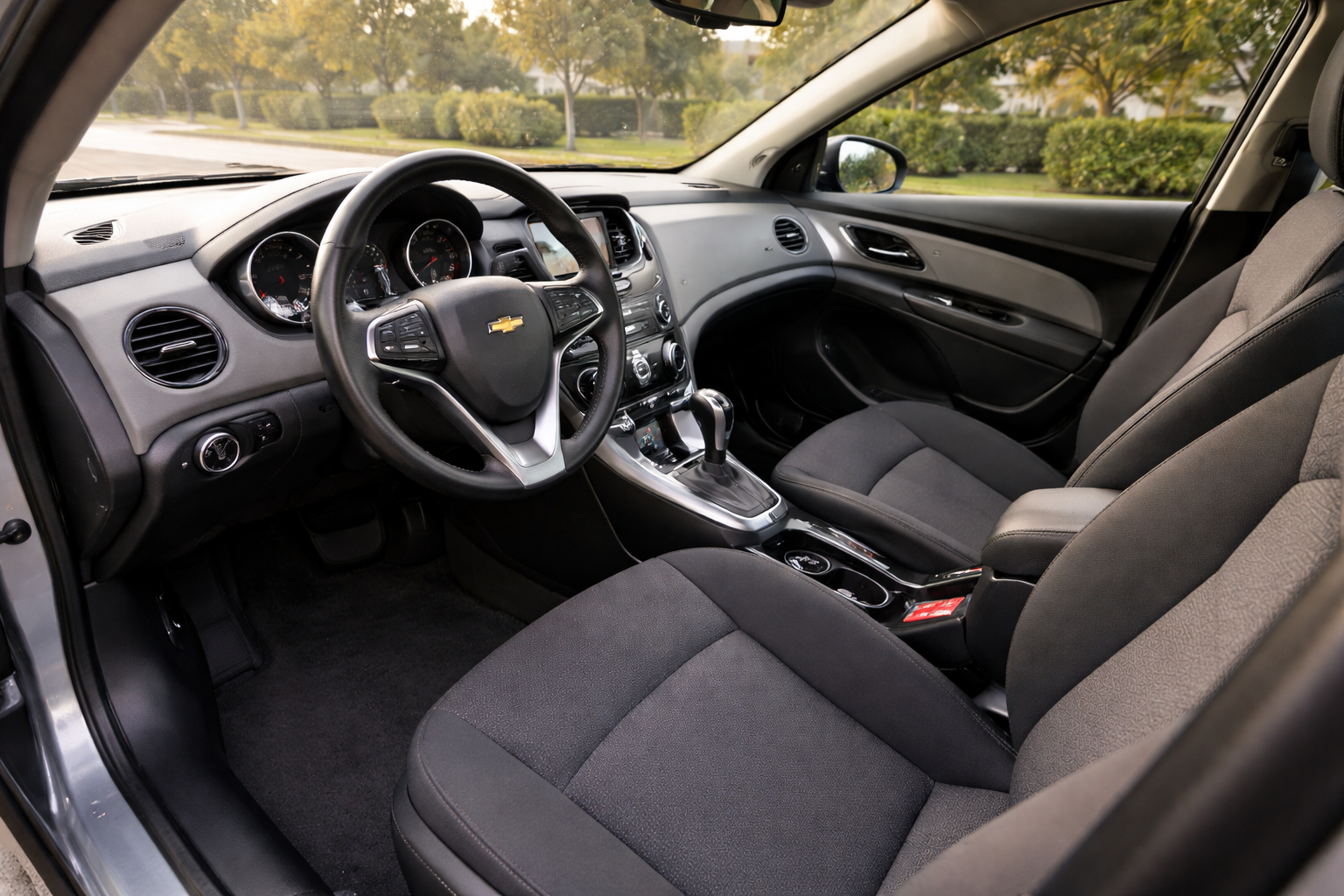 Ejemplo de foto interior: tablero, volante y asiento del pasajero visibles, sin objetos personales