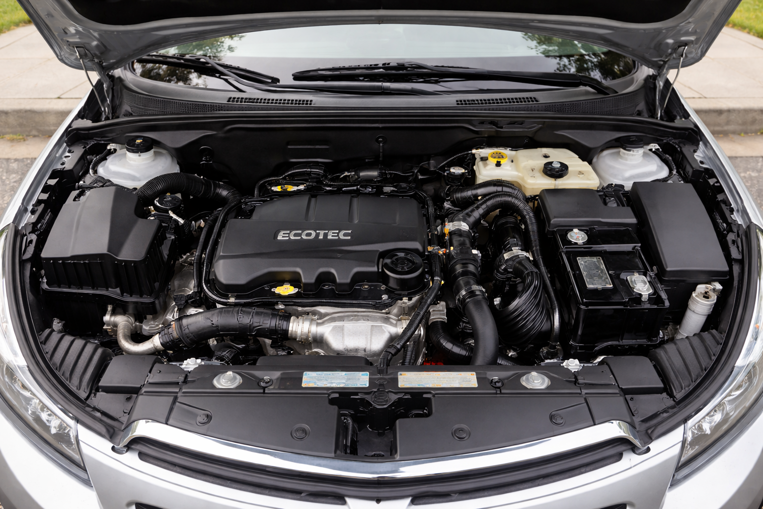 Ejemplo de foto del motor: capó completamente abierto, compartimiento bien iluminado